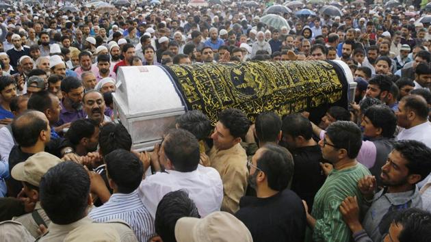People carry the coffin of Shujaat Bukhari, the slain editor-in-chief of Srinagar-based newspaper Rising Kashmir, during his funeral procession at Kreeri, some 40 kms north of Srinagar on June 15, 2018. (Waseem Andrabi / HT Photo)