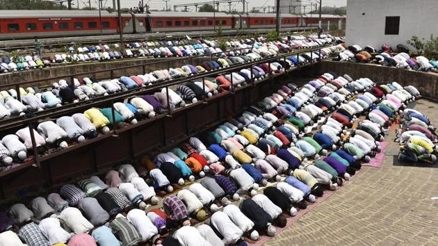 Devotees offer prayers on the last Friday of this year’s Islamic month of Ramzan, near the Railway Yard at New Delhi Railway Station. (Sanchit Khanna / HT Photo)