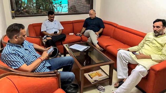 Delhi CM Arvind Kejriwal, deputy CM Manish Sisodia, and state ministers Satyendra Jain and Gopal Rai during a sit-in protest at L-G Anil Baijal’s residence.(PTI)