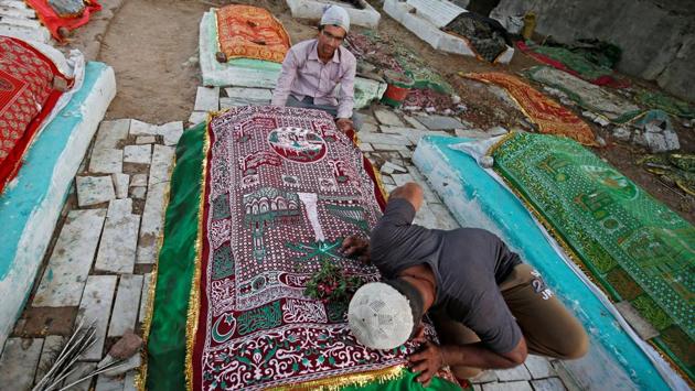 Men pray at the shrine of Sufi saint Shah-e-Alam during the holy month of Ramzan in Ahmedabad, Gujarat on June 13, 2018. (Amit Dave / REUTERS)