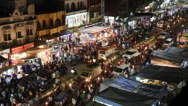 Markets abuzz with activity as people flock the streets for last minute shopping for Eid al-Fitr in Lucknow’s old city, Uttar Pradesh on June 13, 2018. (Subhankar Chakraborty / HT Photo)