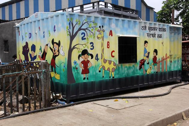 The container has been placed at Mumbra railway station for the platform school.(HT Photo)