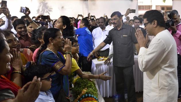 Well-wishers of MNS chief Raj Thackeray greet him at his residence in Mumbai on Thursday.(ANSHUMAN POYREKAR/HT PHOTO)
