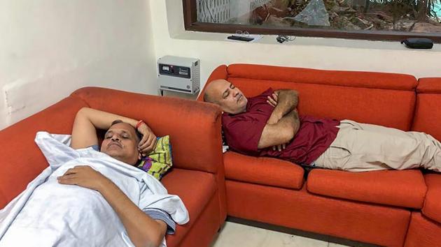 Delhi CM Arvind Kejriwal and his three cabinet colleagues continued their sit-in protest at Lt Governor Anil Baijal’s office on Friday, pitching the AAP leaders against the central government’s representative for the fifth straight day. (PTI File)