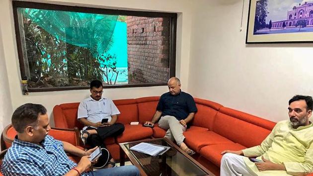 Delhi chief minister Arvind Kejriwal, deputy chief minister Manish Sisodia, Aam Aadmi Party leaders Satyendra Kumar Jain and Gopal Rai during a sit-in protest at Lieutenant Governor Anil Baijal’s residence, in New Delhi on June 11.(PTI file photo)