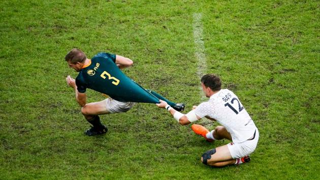 England's Harry Glover (R) vies with South Africa's Dylan Sage (L) during the 2018 Paris Sevens final of the Men cup rugby 7s between South-Africa and England at the Jean Bouin Stadium in Paris, France. (Geoffroy Van Der Haselt / AFP) England's Harry Glover (R) vies with South Africa's Dylan Sage (L) during the 2018 Paris Sevens final of the Men cup rugby 7s between South-Africa and England at the Jean Bouin Stadium in Paris, France. (Geoffroy Van Der Haselt / AFP)