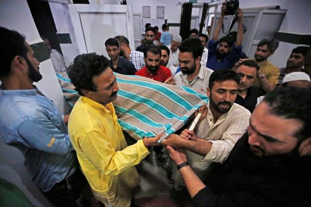 People carry the body of Syed Shujaat Bukhari, the editor of Rising Kashmir daily newspaper, who was killed by unidentified gunmen outside his office in Srinagar on June 14.(REUTERS)