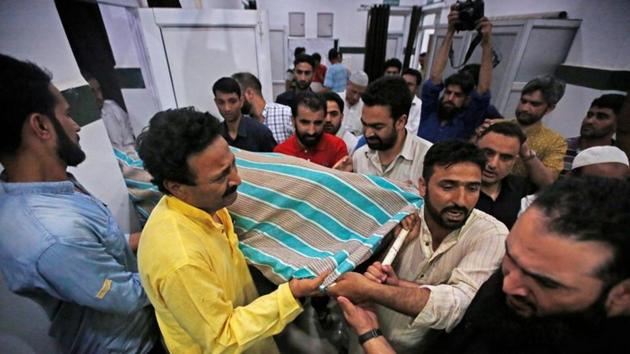 People carry the body of Syed Shujaat Bukhari, the editor of Rising Kashmir, who was killed outside his office in Srinagar, June 14, 2018 (REUTERS) People carry the body of Syed Shujaat Bukhari, the editor of Rising Kashmir, who was killed outside his office in Srinagar, June 14, 2018 (REUTERS)