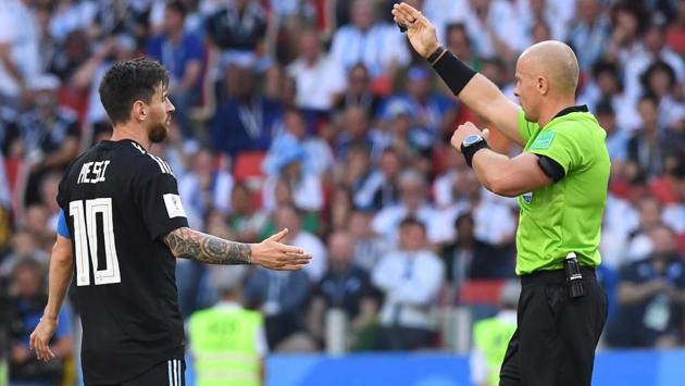 Messi argues with the referee over a decision. (Utpaal Sorkkar/HT Photo)
