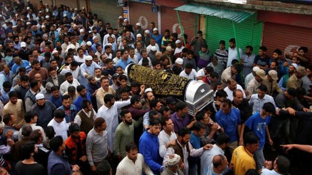 People carry the body of journalist Shujaat Bukhari, who was killed by unidentified gunmen outside his office in Srinagar, during his funeral in Srinagar.(Reuters)