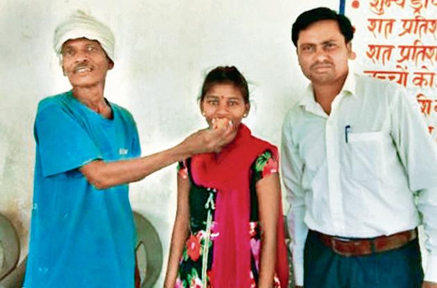 Anu Kumari, 18, with her father Chalitar Parahiya (left), who showed immense courage to let her pursue her studies against his Parahiya tribe’s practise of marrying off the daughters at an early age.(HT Photo)