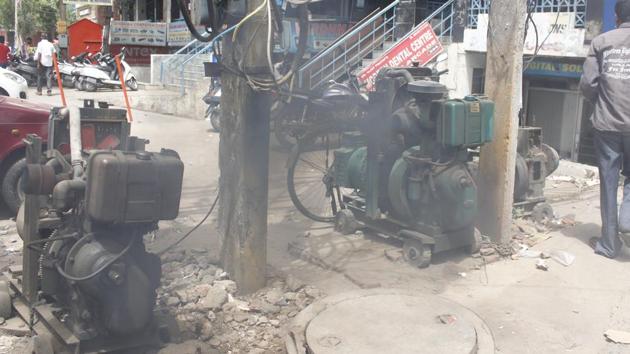 A diesel generator, on Gurudwara Road near Aggarwal Dharamshala Chowk, emits pollutants. (Yogendra Kumar/HT Photo) A diesel generator, on Gurudwara Road near Aggarwal Dharamshala Chowk, emits pollutants. (Yogendra Kumar/HT Photo)