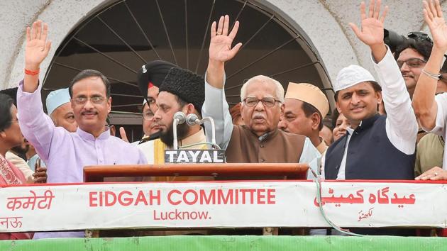 (L-R) Uttar Pradesh deputy chief minister Dinesh Sharma, governor Ram Naik and former CM Akhilesh Yadav greet people on the occasion of Eid-ul-Fitr, in Lucknow on Saturday.(PTI)