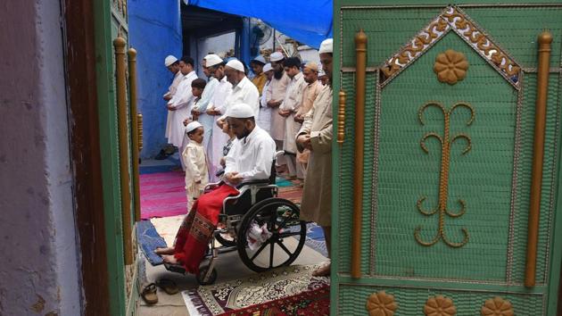 At the Dai Wali Masjid in Darya Ganj, an intimate offering of prayers. (Vipin Kumar / HT Photo) 