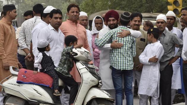 Former president of the Delhi Pradesh Congress Committee, Arvind Singh Lovely greets people after offering namaz at Gandhi Colony in East Delhi. (Sonu Mehta / HT Photo)