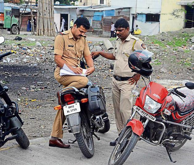 Police file the panchnama in Hadapsar where dogs were found poisoned on Saturday. (Shankar Narayan/HT Photo) Police file the panchnama in Hadapsar where dogs were found poisoned on Saturday. (Shankar Narayan/HT Photo)