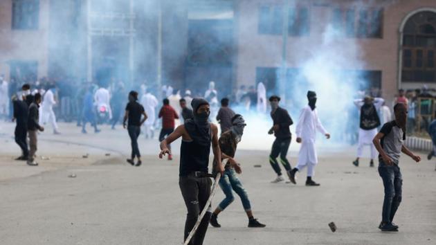 Protesters clash with police and paramilitary soldiers after Eid-ul-Fitr prayers at Eidgah, on Saturday, in Srinagar.(Waseem Andrabi/HT Photo)