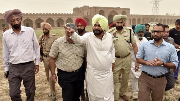 Tourism minister Navjot Singh Sidhu with officials at Serai Lashkari Khan in Ludhiana district on Friday. It was built in 1867 by a Mughal general in Aurangzeb’s reign.(Gurpreet Singh/HT)