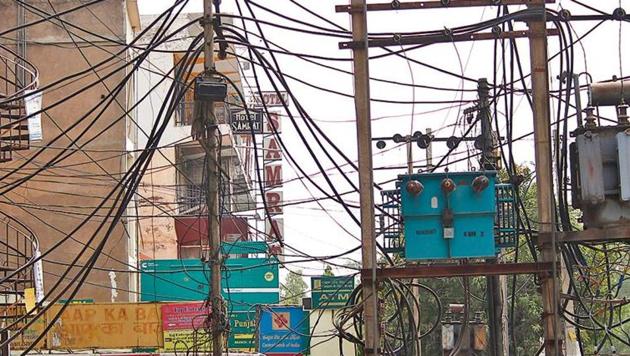 Overhead cables will be a thing of the past once the Smart Grid project is completed. At present, work on the first phase of the project, which is shifting overhead low-transmission cables into underground tunnels, is underway. The work is expected to take two years. (Yogendra Kumar/HT Photo) Overhead cables will be a thing of the past once the Smart Grid project is completed. At present, work on the first phase of the project, which is shifting overhead low-transmission cables into underground tunnels, is underway. The work is expected to take two years. (Yogendra Kumar/HT Photo)