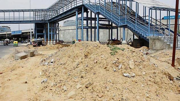 Mounds of construction debris or malba piling up near the IFFCO Chowk flyover in Sector 29.(Yogendra Kumar/HT Photo)