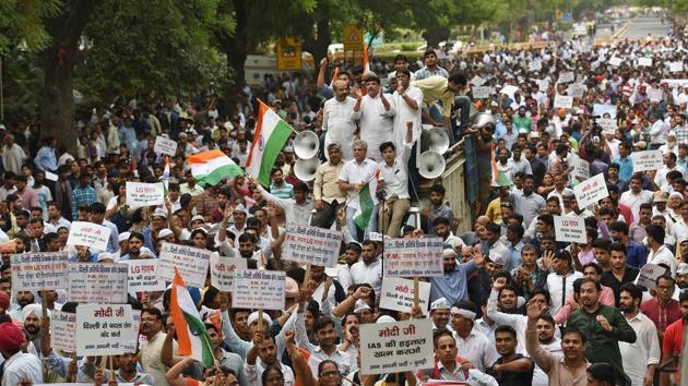 AAP supporters march from Mandi House towards Prime Minister Narendra Modi's residence in support of Delhi chief minister Arvind Kejriwal's sit-in protest against L-G Anil Baijal at his office for seven days.(Raj K Raj/HT Photo) AAP supporters march from Mandi House towards Prime Minister Narendra Modi's residence in support of Delhi chief minister Arvind Kejriwal's sit-in protest against L-G Anil Baijal at his office for seven days.(Raj K Raj/HT Photo)