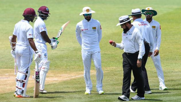 The International Cricket Council (ICC) has charged Sri Lanka captain Dinesh Chandimal (C) with ‘changing the condition of the ball’ during the second Test against West Indies in St Lucia.(AFP)