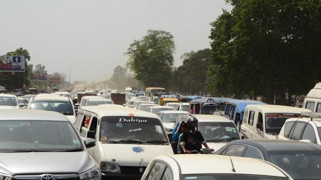 Massive congestion being witnessed in Haridwar for the past few months on daily basis owing to delayed expansion work of NH-58. (RAMESHWAR GAUR/HT PHOTO) Massive congestion being witnessed in Haridwar for the past few months on daily basis owing to delayed expansion work of NH-58. (RAMESHWAR GAUR/HT PHOTO)
