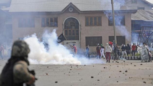 Protesters clash with security personnel in Srinagar on Saturday.(Waseem Andrabi/HT Photo)