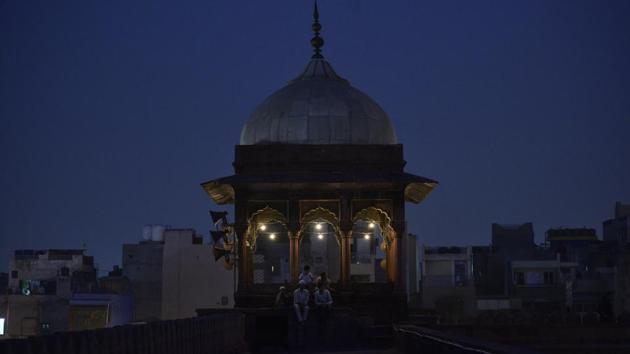 The night before Eid is called ‘Chaand Raat’ which literally means ‘Night of the Moon’. After Ramzan concludes, there is a tradition to distribute money among the poor also known as fitra. (Anushree Fadnavis / HT Photo) The night before Eid is called ‘Chaand Raat’ which literally means ‘Night of the Moon’. After Ramzan concludes, there is a tradition to distribute money among the poor also known as fitra. (Anushree Fadnavis / HT Photo)