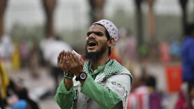 A man seeks blessings during prayers before breaking the day's fast on the last day of Ramzan in New Delhi. (Anushree Fadnavis / HT Photo) A man seeks blessings during prayers before breaking the day's fast on the last day of Ramzan in New Delhi. (Anushree Fadnavis / HT Photo)