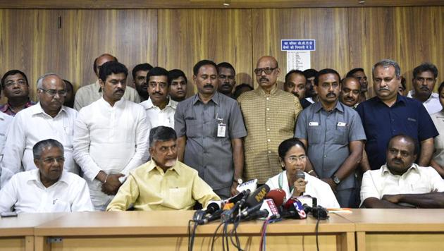 Pinarayi Vijayan, Chandrababu Naidu, Mamata Banerjee and HD Kumaraswamy address a press conference after they reached Delhi CM Arvind Kejriwal's residence at New Delhi. (Sanchit Khanna/HT Photo) Pinarayi Vijayan, Chandrababu Naidu, Mamata Banerjee and HD Kumaraswamy address a press conference after they reached Delhi CM Arvind Kejriwal's residence at New Delhi. (Sanchit Khanna/HT Photo)
