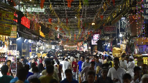 Delhi’s Jama Masjid wears a festive look ahead of Eid-al-Fitr. The shopping for Eid continued throughout the night and into Saturday morning. (Sanchit Khanna / HT Photo) Delhi’s Jama Masjid wears a festive look ahead of Eid-al-Fitr. The shopping for Eid continued throughout the night and into Saturday morning. (Sanchit Khanna / HT Photo)