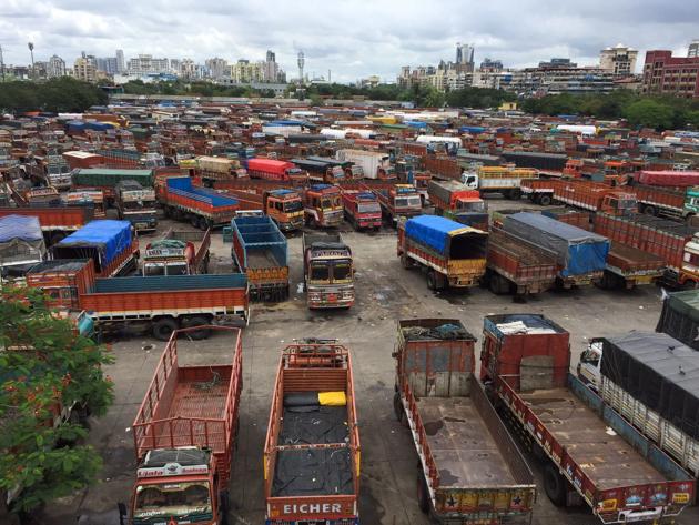 Trucks parked at the APMC truck terminal in Vashi on Monday, owing to the indefinite strike. (Bachchan Kumar/HT Photo) Trucks parked at the APMC truck terminal in Vashi on Monday, owing to the indefinite strike. (Bachchan Kumar/HT Photo)