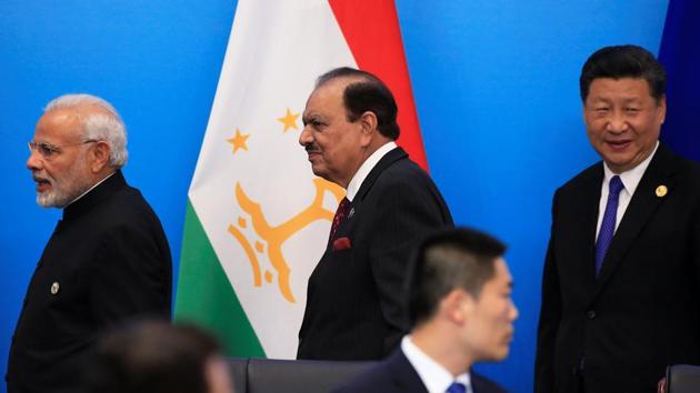 Prime Minister Narendra Modi, Pakistan's President Mamnoon Hussain and China's President Xi Jinping at a signing ceremony during Shanghai Cooperation Organization (SCO) summit in Qingdao, China, on June 10, 2018.(Reuters)