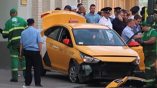 A view shows a damaged taxi, which ran into a crowd of people, in central Moscow, Russia June 16, 2018. (REUTERS) A view shows a damaged taxi, which ran into a crowd of people, in central Moscow, Russia June 16, 2018. (REUTERS)