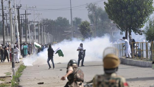 Protesters clash with police and paramilitary soldiers after Eid prayers in Kashmir.(Waseem Andrabi/HT File Photo)