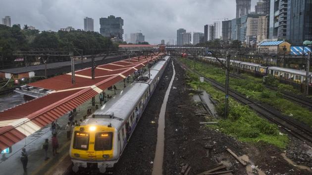 A train arrives at the new platform at Parel railway station on Sunday.(Pratik Chorge/HT Photo)