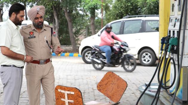 A police team inspecting the crime spot at a petrol pump on the Patiala-Zirakpur highway.(Bharat Bhushan/HT)