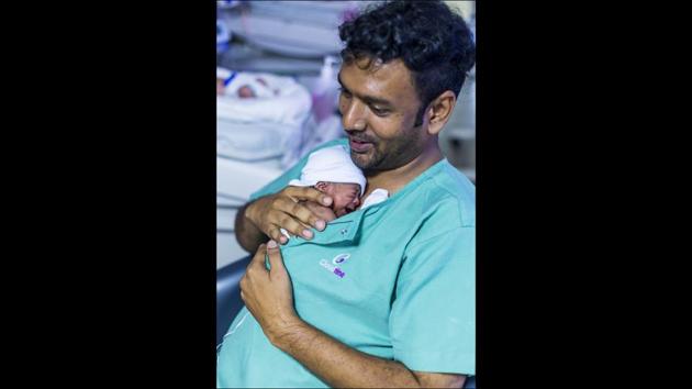 38-year-old R Sudhan provides Kangaroo Care to his thirty-six days old child in the Neo Natal Intensive Care Unit of Cloud Nine Maternity Hospital, in Chennai. “Evidence suggests that when fathers bond with their babies from the beginning of life, they are more likely to play a more active role in their child’s development,” UNICEF explains in a statement. (Prashanth Vishwanathan / UNICEF) 38-year-old R Sudhan provides Kangaroo Care to his thirty-six days old child in the Neo Natal Intensive Care Unit of Cloud Nine Maternity Hospital, in Chennai. “Evidence suggests that when fathers bond with their babies from the beginning of life, they are more likely to play a more active role in their child’s development,” UNICEF explains in a statement. (Prashanth Vishwanathan / UNICEF)