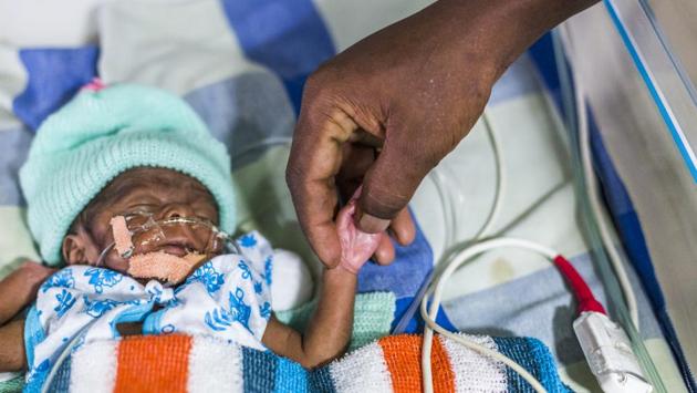 Chellamutthu cups his newborn’s hand into his own during visiting hours at the Step Down Ward of the Institute Of Obstetrics And Gynaecology And Govt. Hospital For Women And Children, in Egmore, Chennai on June 11, 2018. UNICEF urges that governments implement national family-friendly policies that allow both parents adequate time and resources to devote to their children. (Prashanth Vishwanathan / UNICEF) Chellamutthu cups his newborn’s hand into his own during visiting hours at the Step Down Ward of the Institute Of Obstetrics And Gynaecology And Govt. Hospital For Women And Children, in Egmore, Chennai on June 11, 2018. UNICEF urges that governments implement national family-friendly policies that allow both parents adequate time and resources to devote to their children. (Prashanth Vishwanathan / UNICEF)