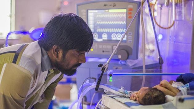 Srinivasan looks over his four-day-old child on an incubator at the Neonatal Intensive Care Unit of the Institute Of Obstetrics And Gynaecology And Govt. Hospital For Women And Children, in Egmore, Chennai on June 11, 2018. (Prashanth Vishwanathan / UNICEF) Srinivasan looks over his four-day-old child on an incubator at the Neonatal Intensive Care Unit of the Institute Of Obstetrics And Gynaecology And Govt. Hospital For Women And Children, in Egmore, Chennai on June 11, 2018. (Prashanth Vishwanathan / UNICEF)