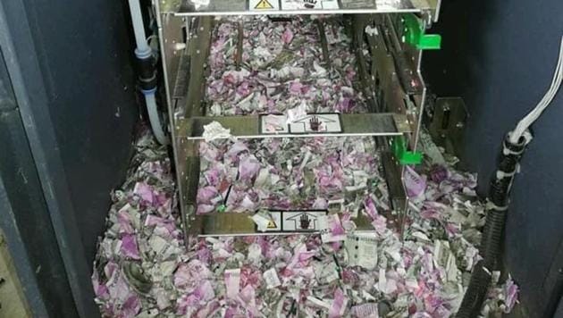 Damaged banknotes of <span class='webrupee'>₹</span>2000 and <span class='webrupee'>₹</span>500 denomination were found in an ATM in Assam’s Tinsukia district.(HT Photo)