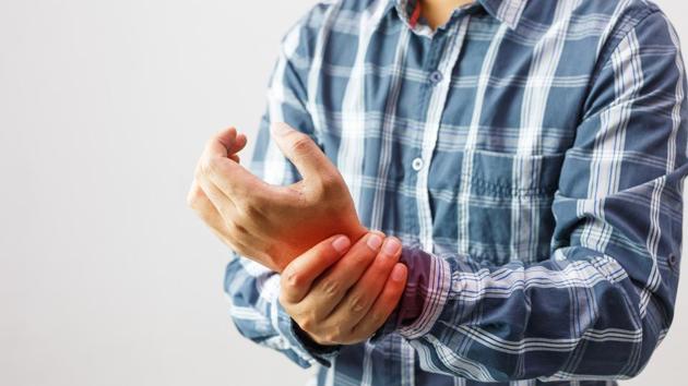 Osteoarthritis develops when the articular cartilage that coats the ends of bones, and allows them to glide smoothly over each other at joints, is worn down, resulting in painful, immobile joints. (Shutterstock) Osteoarthritis develops when the articular cartilage that coats the ends of bones, and allows them to glide smoothly over each other at joints, is worn down, resulting in painful, immobile joints. (Shutterstock)