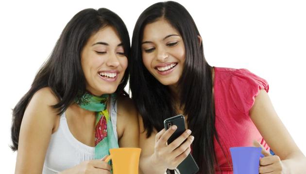 When siblings felt more warmth toward each other in childhood, they were more likely to achieve similar levels of education. (Shutterstock) When siblings felt more warmth toward each other in childhood, they were more likely to achieve similar levels of education. (Shutterstock)