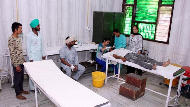 A lone medical officer handling the emergency ward as well as the OPD at Bhagta Bhai Ka 30-bed community health centre in Bathinda district.(Sanjeev Kumar/HT File Photo)