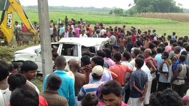 Locals at the site where six children died after a sports utility vehicle (SUV) in which they were travelling hit a tree and fell into a pond in Bihar’s Araria district on Tuesday morning. (HT Photo)