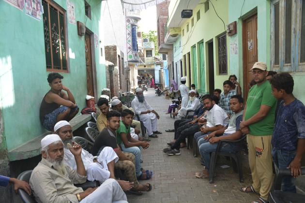 Relatives and neighbours of the man who was beaten to death at Pilakhua in Hapur district of western Uttar Pradesh.(Sakib Ali/HT Photo)