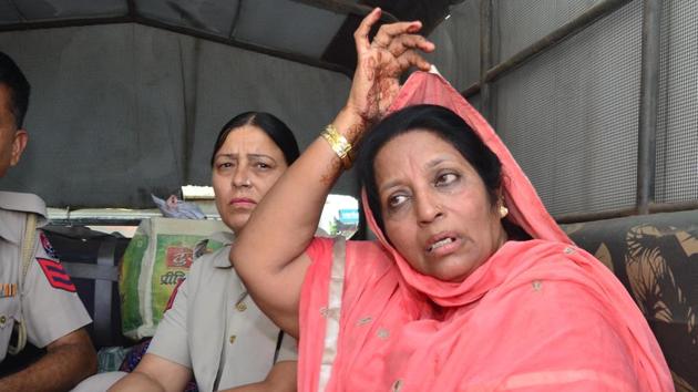 Pakistani woman Nasreen Akhtar leaving for Pakistan from Amritsar Central Jail on Tuesday. (Sameer Sehgal/HT) Pakistani woman Nasreen Akhtar leaving for Pakistan from Amritsar Central Jail on Tuesday. (Sameer Sehgal/HT)