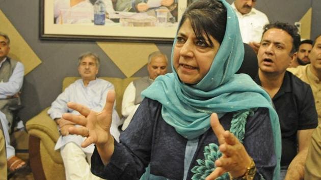 Mehbooba Mufti, who resigned as the chief minister of Jammu and Kashmir, addresses a press conference in Srinagar.(Waseem Andrabi/ HT Photo)