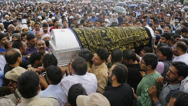 Kashmiri Muslims carry the coffin of slain editor-in-chief of the Srinagar-based newspaper Rising Kashmir Shujaat Bukhari during a funeral procession at Kreeri, some 40 kms north of Srinagar,india on June 15, 2018.(HT File Photo)